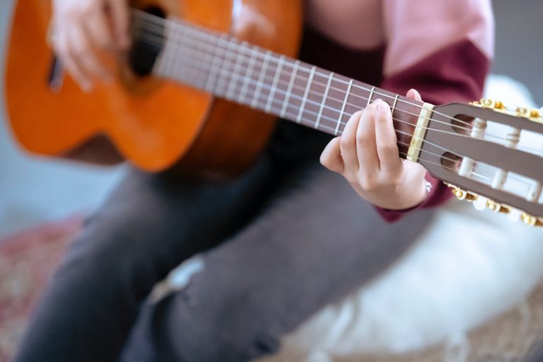 Does it matter what your right-hand fingers are doing when playing guitar?