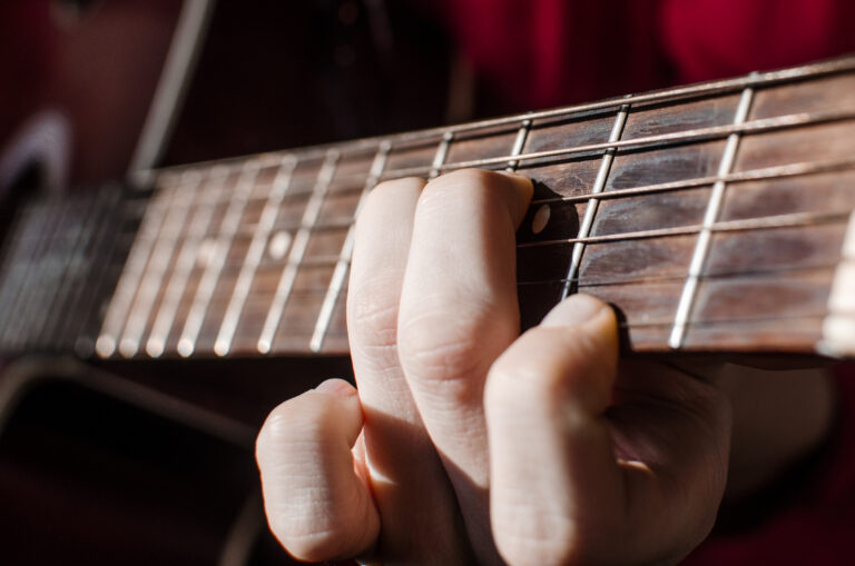 Which Fingers Should I Use For Fingerstyle Guitar?